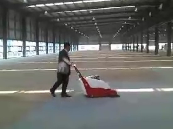 意大利进口汽油扫地吸尘机在建筑工地内交工清场